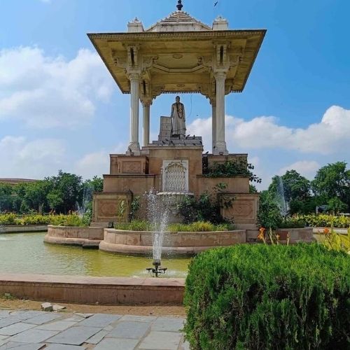 Statue Circle Jaipur with Maharaja Sawai Jai Singh II statue in the center