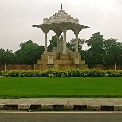 Traffic and city life around Statue Circle Jaipur near MI Road