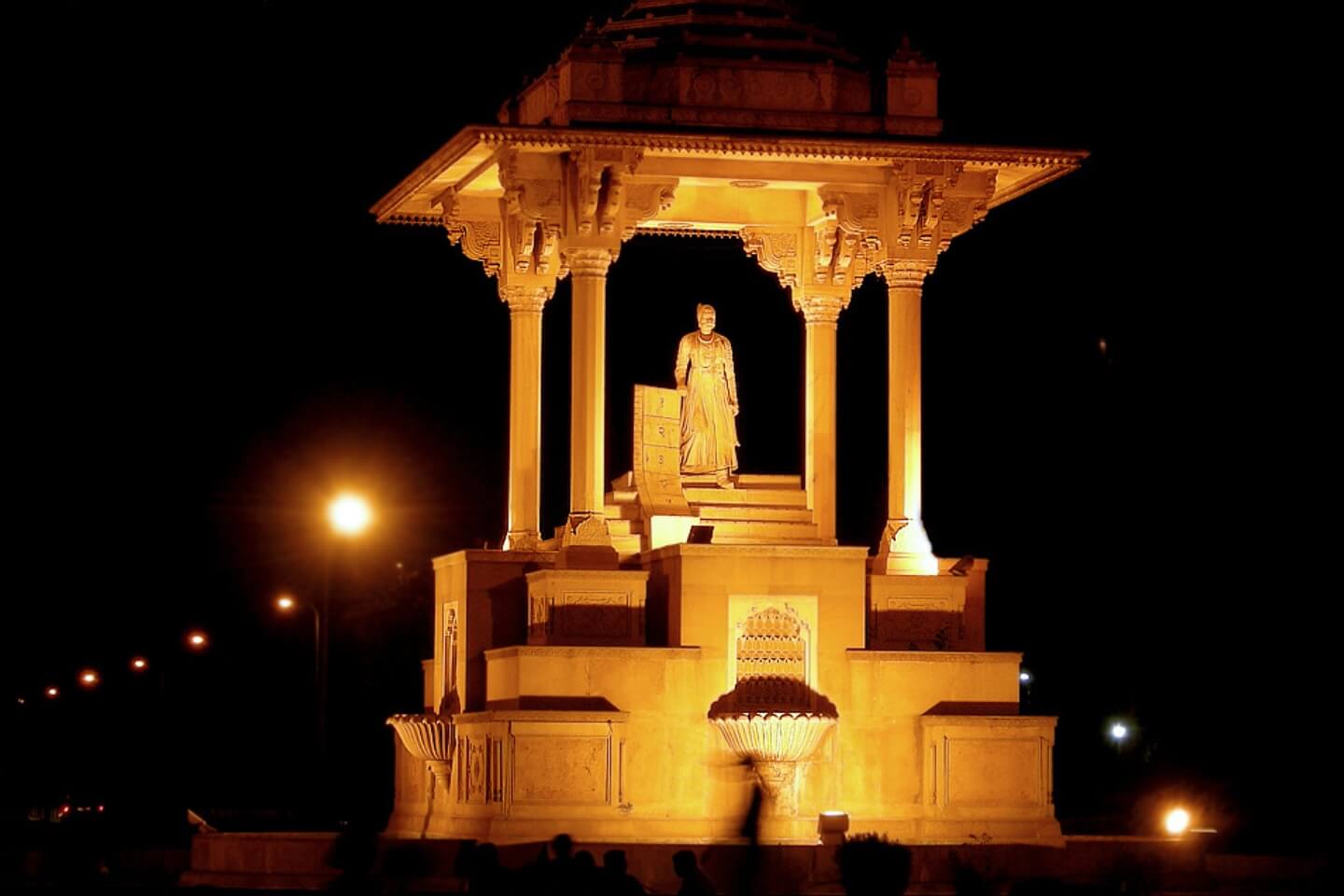 Statue Circle Jaipur with the statue of Maharaja Sawai Jai Singh II