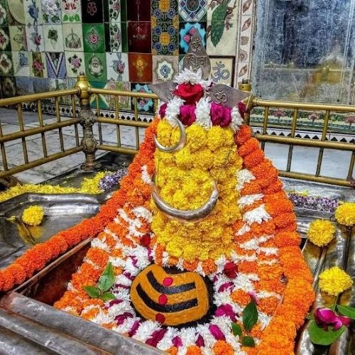 Tadkeshwar Mahadev Temple Jaipur main entrance with devotees visiting for Shiva darshan in the old city area.